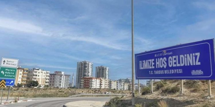 Mersin’in Tarsus ilçesinde ‘İlimize beğenilen geldiniz’ tabelaları asıldı
