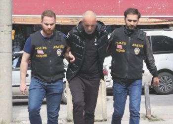 Meskenine gittiği arkadaşını darbederek öldürdü