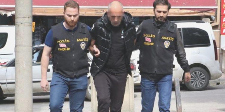 Meskenine gittiği arkadaşını darbederek öldürdü
