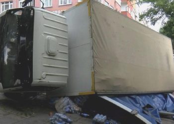 Meşrubat yüklü kamyonet devrildi: Kaldırımdaki bayan yaralandı