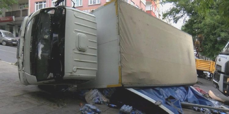 Meşrubat yüklü kamyonet devrildi: Kaldırımdaki bayan yaralandı