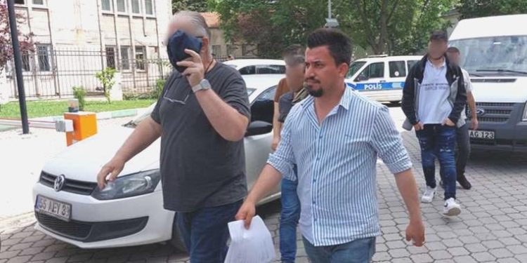 Öğretim vazifelisi çocuk istismarı imgesi bulundurmaktan gözaltına alındı