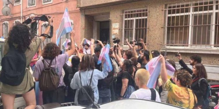 Onur Yürüyüşü’ne polis müdahalesi! Gözaltılar var