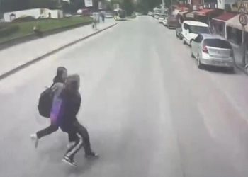 Özel halk otobüsünün çarptığı 2 öğrenci yaralandı