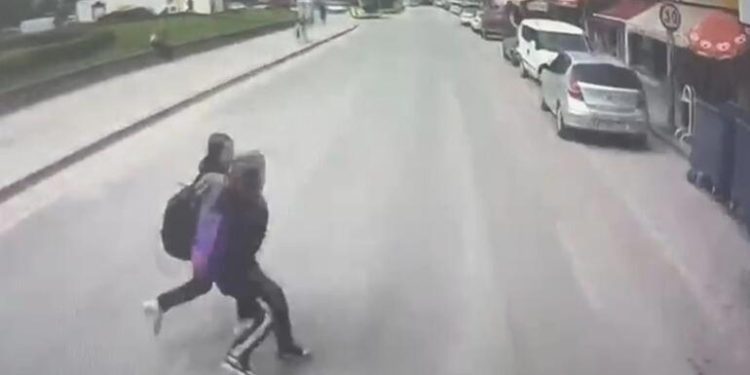 Özel halk otobüsünün çarptığı 2 öğrenci yaralandı