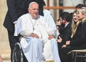 Papa Francesco ameliyat olmak üzere hastaneye kaldırıldı