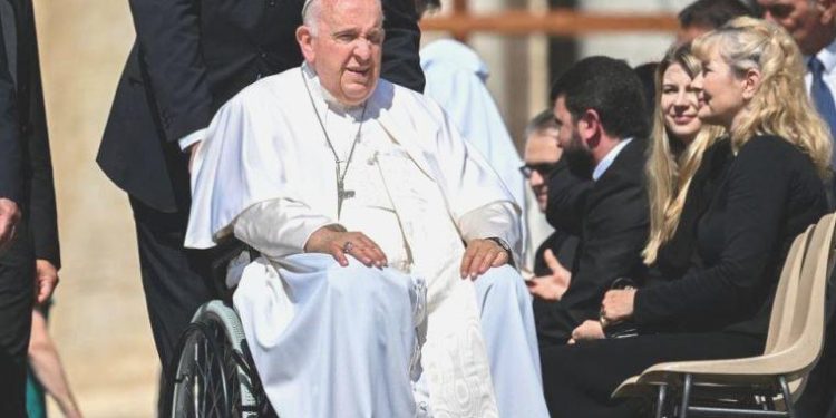 Papa Francesco ameliyat olmak üzere hastaneye kaldırıldı