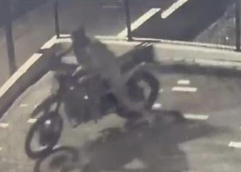 Park halindeki motosikleti adım adım bu türlü çaldı