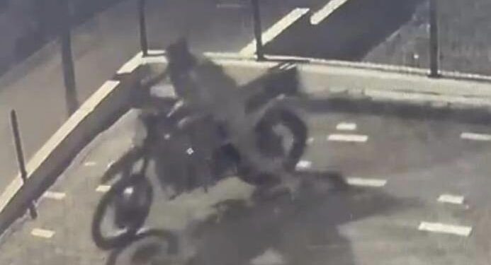 Park halindeki motosikleti adım adım bu türlü çaldı