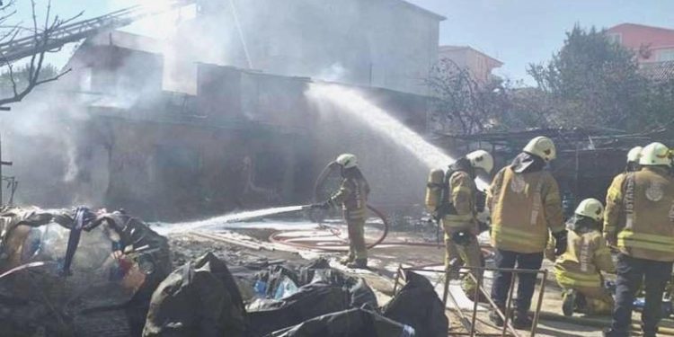 Pendik’te hurda deposunda yangın… Meskenlere sıçramadan söndürüldü!