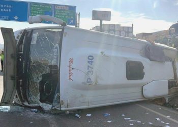 Personel servisi TIR’a çarpıp devrildi: Çok sayıda yaralı