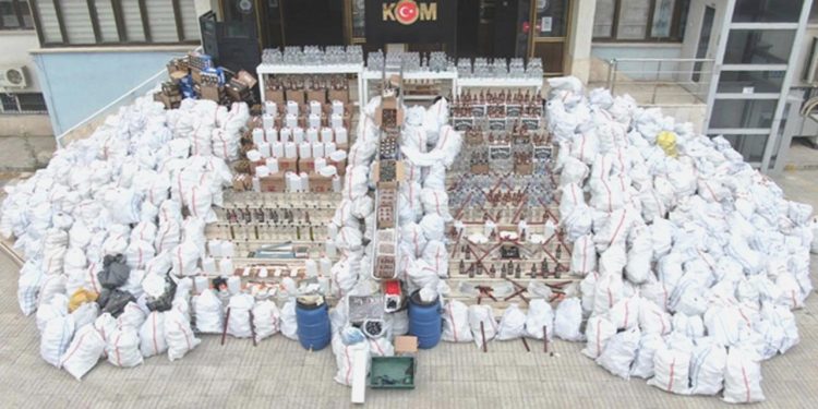 Polis bile şaşırdı: Konutunu uydurma içki imalathanesine çevirmiş!