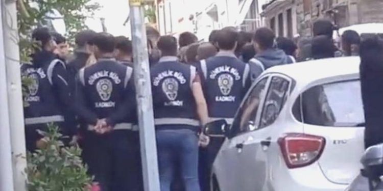 ‘Pride’ sinemasına yasak, izleyenlere gözaltı!