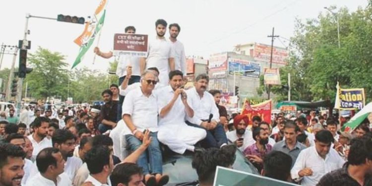 Protestocular, iktidar yetkililerinin meskenlerini yakmaya çalıştı