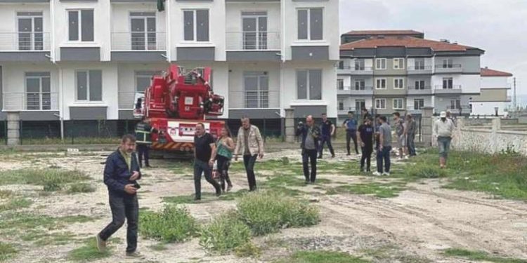 Rezidansta alıkonulan bayanı polis ve itfaiye kurtardı