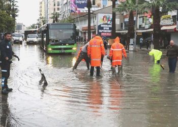 Sağanak yağış tesirli oldu: Mazgallar tıkandı, cadde ve sokaklar suyla doldu