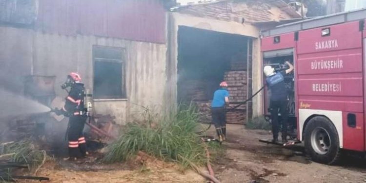 Sakarya’da kereste atölyesinde yangın!