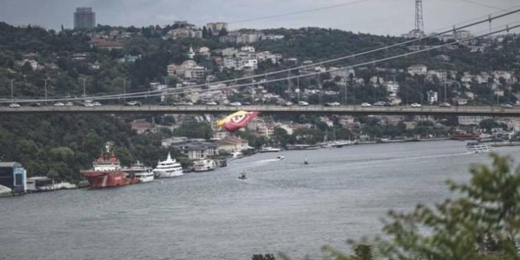 Şampiyon Galatasaray’ın bayrakları İstanbul Boğazı’nda dalgalanıyor