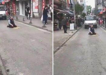 Samsun’da bir kişi, yolun ortasına seccade serip namaz kıldı