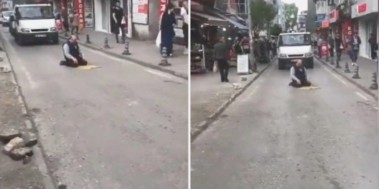 Samsun’da bir kişi, yolun ortasına seccade serip namaz kıldı