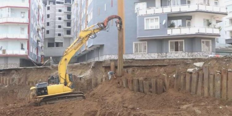 Samsun’da temel hafriyatında toprak kayması: Yanındaki bina tahliye edildi