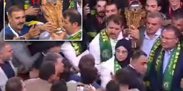 Şanlıurfaspor’un kupa merasiminde gerginlik… YETERLİ Partili Emin Yetim ve Vali Salih Ayhan ortasında tansiyon yükseldi!