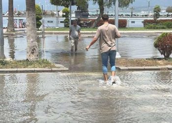 Sarsıntıda yerinde çökme olmuştu: Kıyı şeridini su bastı