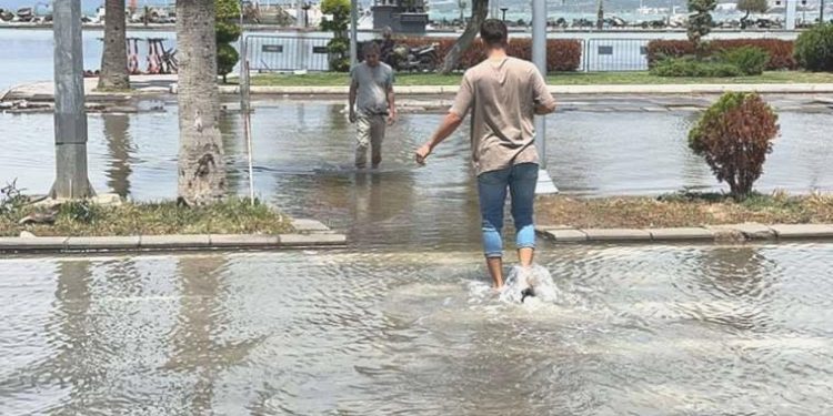 Sarsıntıda yerinde çökme olmuştu: Kıyı şeridini su bastı