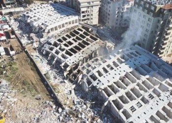 Sarsıntıda yüzlerce şahsa mezar olmuştu… Rönesans Rezidans’ın enkazı suyla doldu!