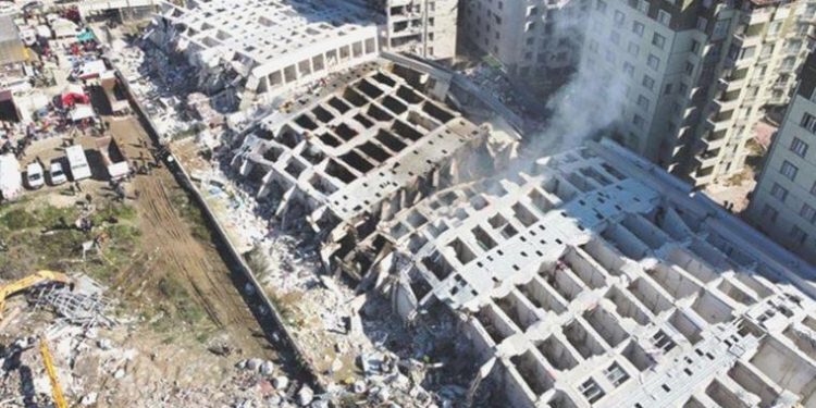 Sarsıntıda yüzlerce şahsa mezar olmuştu… Rönesans Rezidans’ın enkazı suyla doldu!