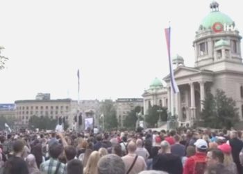 Sırbistan’da hükümet aksisi protesto