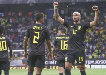 ‘Siyah formalı’ Brezilya Gine’yi rahat geçti