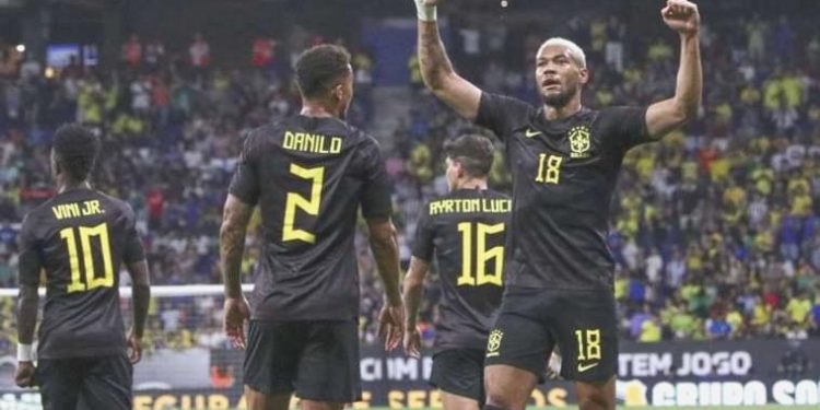 ‘Siyah formalı’ Brezilya Gine’yi rahat geçti