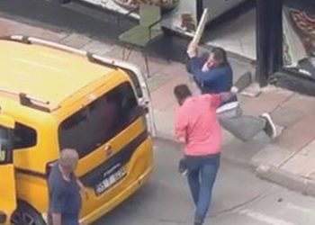 Sokak ortasında bıçaklı, sopalı arbede kamerada!