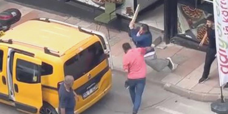 Sokak ortasında bıçaklı, sopalı arbede kamerada!