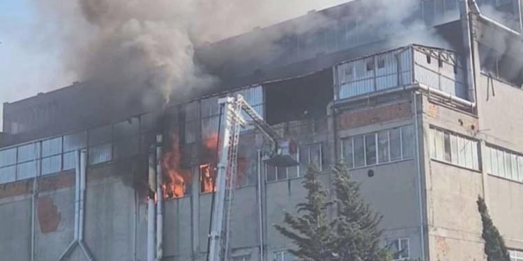 Son dakika… İkitelli Organize Sanayi Bölgesi’nde korkutan fabrika yangını!