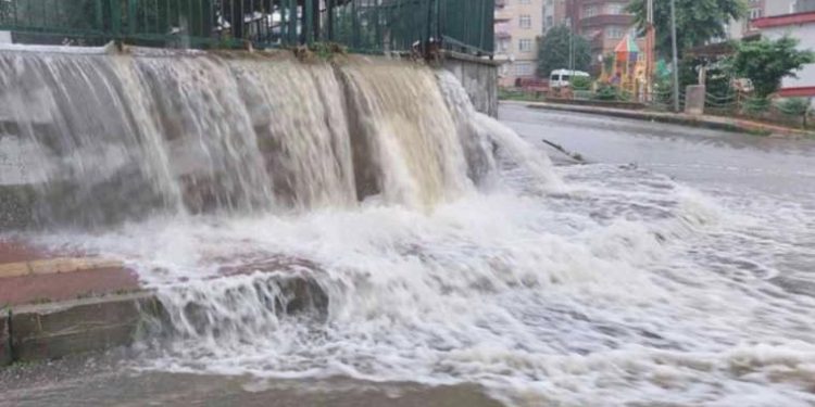 Son dakika… Samsun’da şiddetli yağış sel ve taşkınlara neden oldu! 3 ilçede okullar tatil edildi