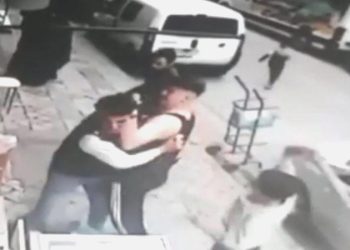 Sultangazi’de hareketli anlar Mağaza sahibiyle tartışan müşteriyi çalışanlar darbetti