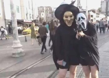 Taksim’de enteresan anlar! Maskeli ve oyuncak silahlı kızların cümbüşü berbat bitti