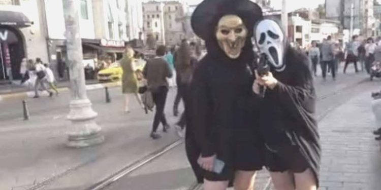 Taksim’de enteresan anlar! Maskeli ve oyuncak silahlı kızların cümbüşü berbat bitti