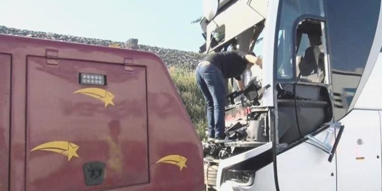 THY çalışanını taşıyan servisle kamyon çarpıştı: 20’den fazla yaralı