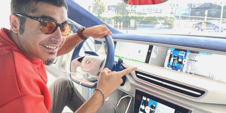 Togg’la poz veren Ferman Akgül, kendini eleştirenlere dava açtı