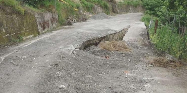 Trabzon’da heyelan nedeniyle yollar yarıldı, 25 mesken ziyan gördü