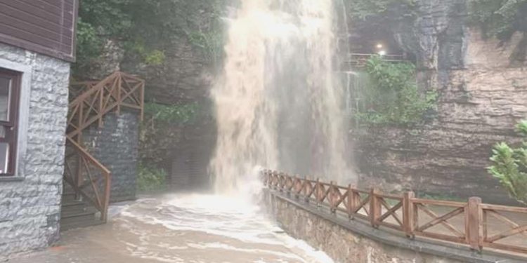 Trabzon’da sağanak tesiri: Çal Mağarası’na giriş, debisi yükselen şelale nedeniyle kapatıldı