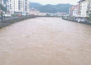 Trabzon’da sağanak tesirli oldu: Hoparlörden anonslar yapıldı