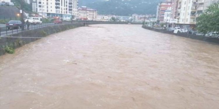 Trabzon’da sağanak tesirli oldu: Hoparlörden anonslar yapıldı