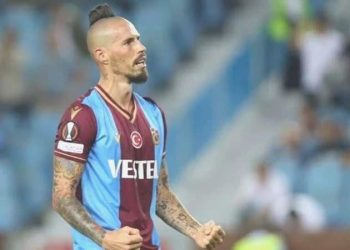Trabzonspor’dan, futbolu bırakan Marek Hamsik’e teşekkür plaketi