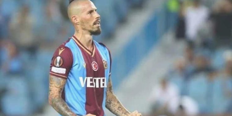 Trabzonspor’dan, futbolu bırakan Marek Hamsik’e teşekkür plaketi
