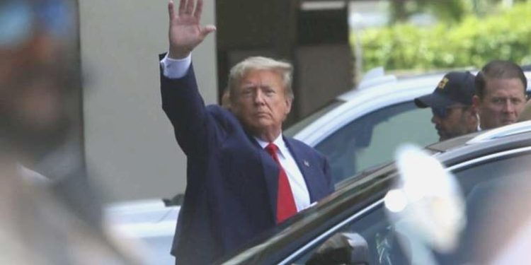 Trump, tutuksuz yargılanmak üzere özgür bırakıldı