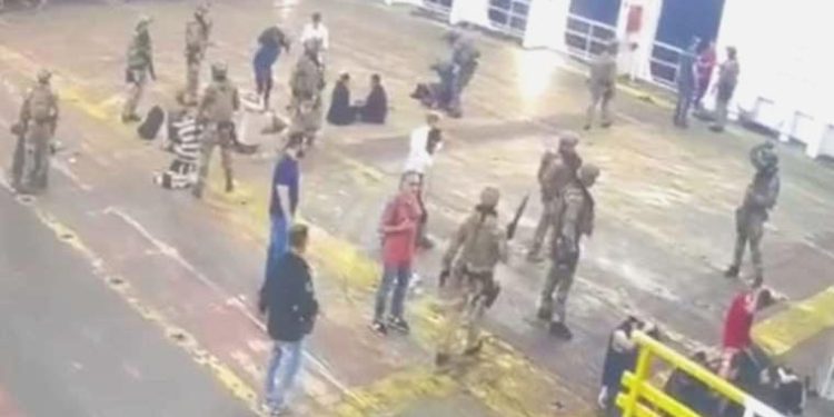 Türk gemisinde kaçak göçmen krizi: İtalya’da müdahale edildi